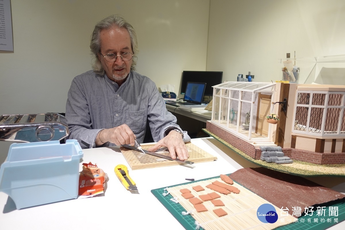 英國藝術家Gerry Welch在中原大學藝術中心準備的工作室一隅為觀眾介紹袖珍屋製作細節