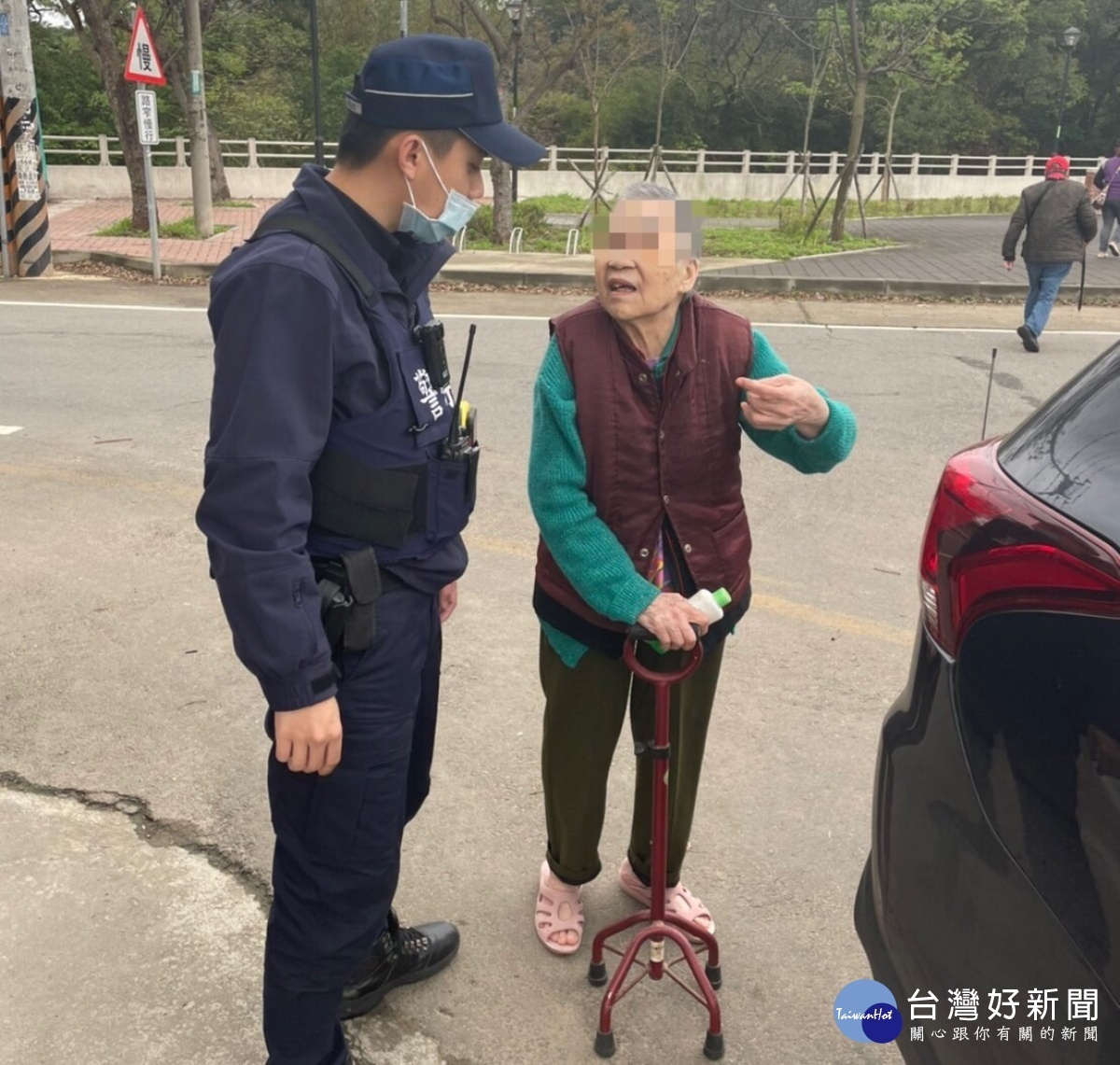 8旬老婦累倒土地公廟,平鎮員警發現即刻救援