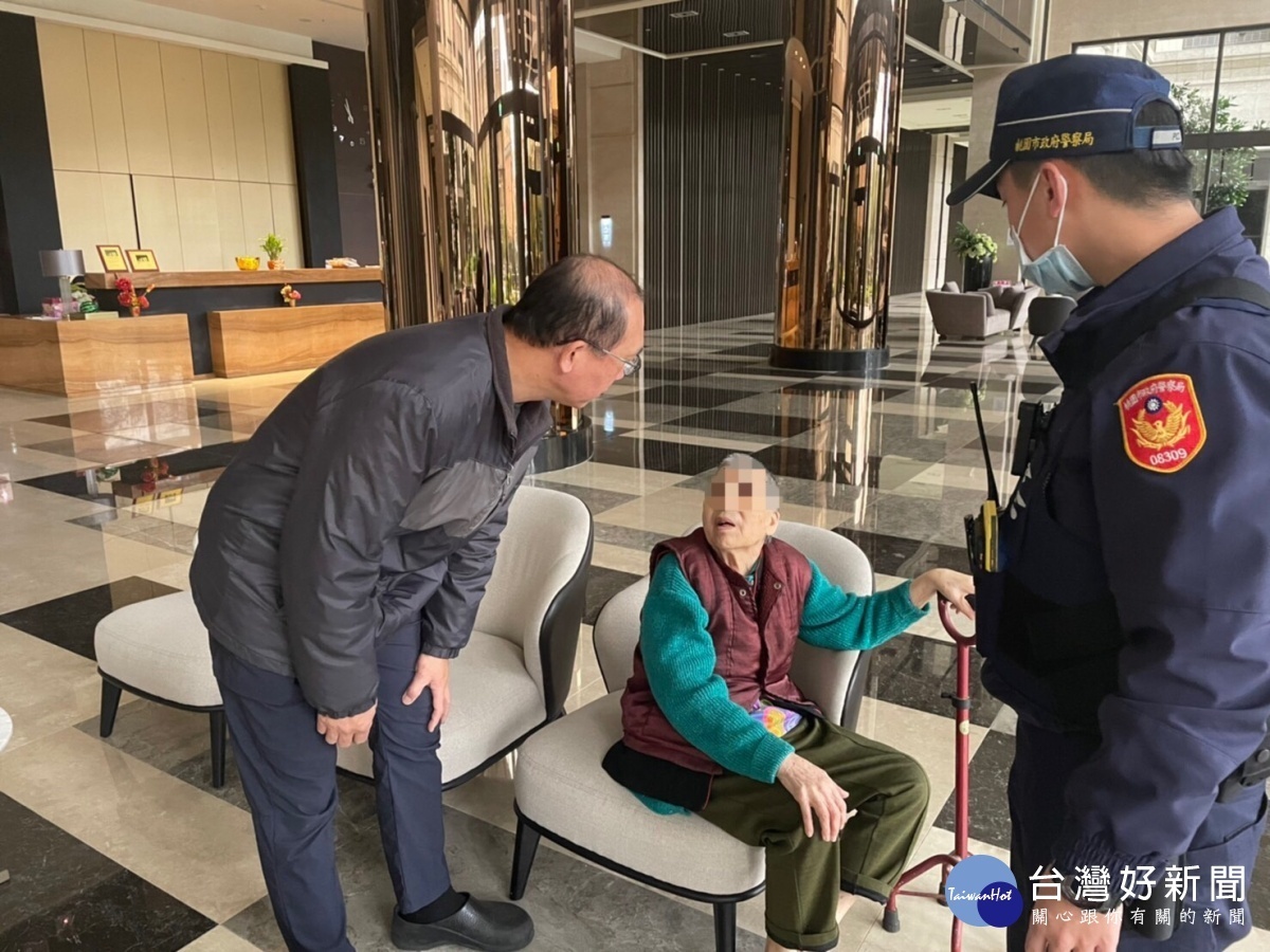 8旬老婦累倒土地公廟,平鎮員警發現即刻救援