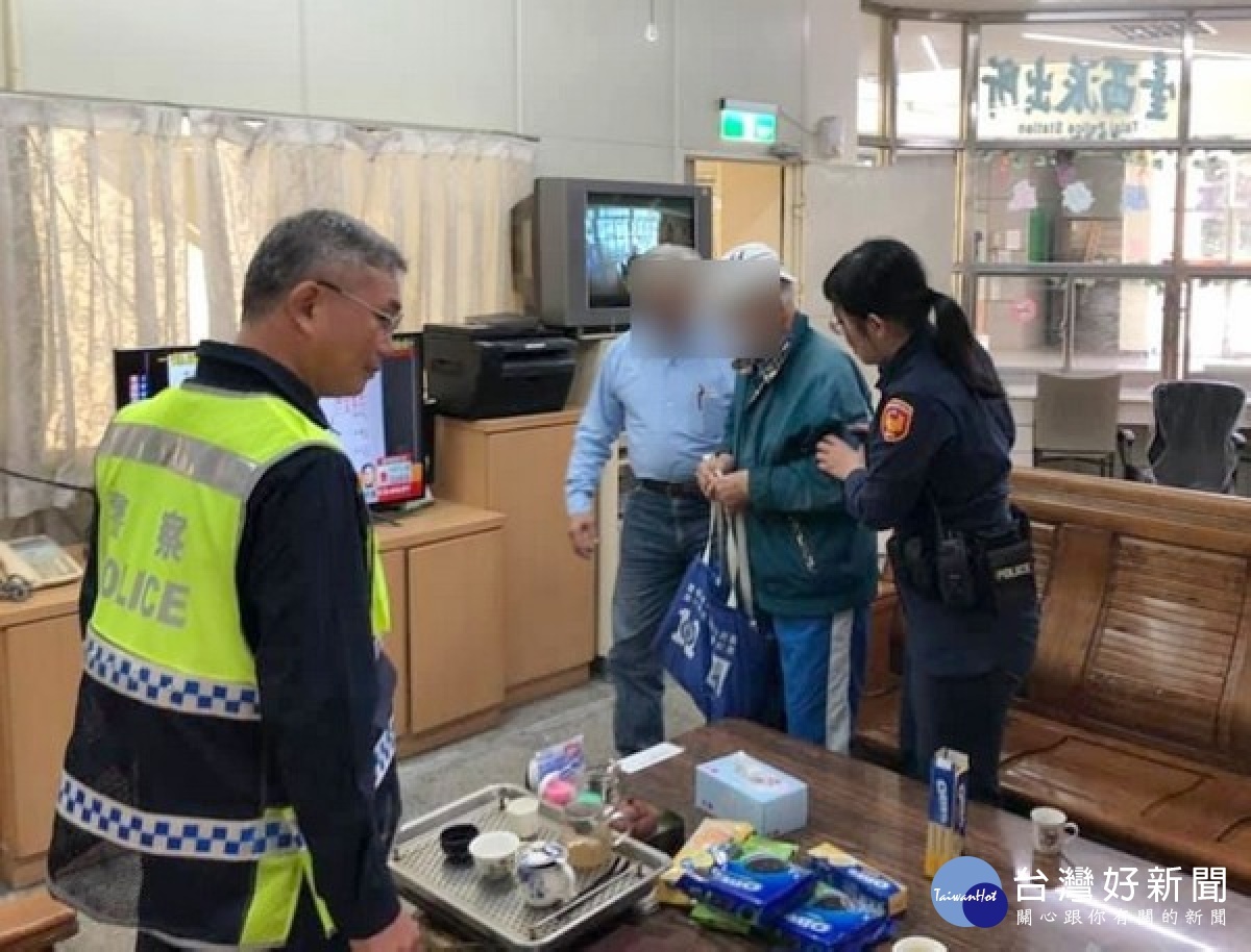 行動不便的老翁獨自外出訪友,卻因記憶模糊孤立街頭不知所措,臺西警方及時給予溫暖協助,讓老翁在家人陪伴下平安返家。