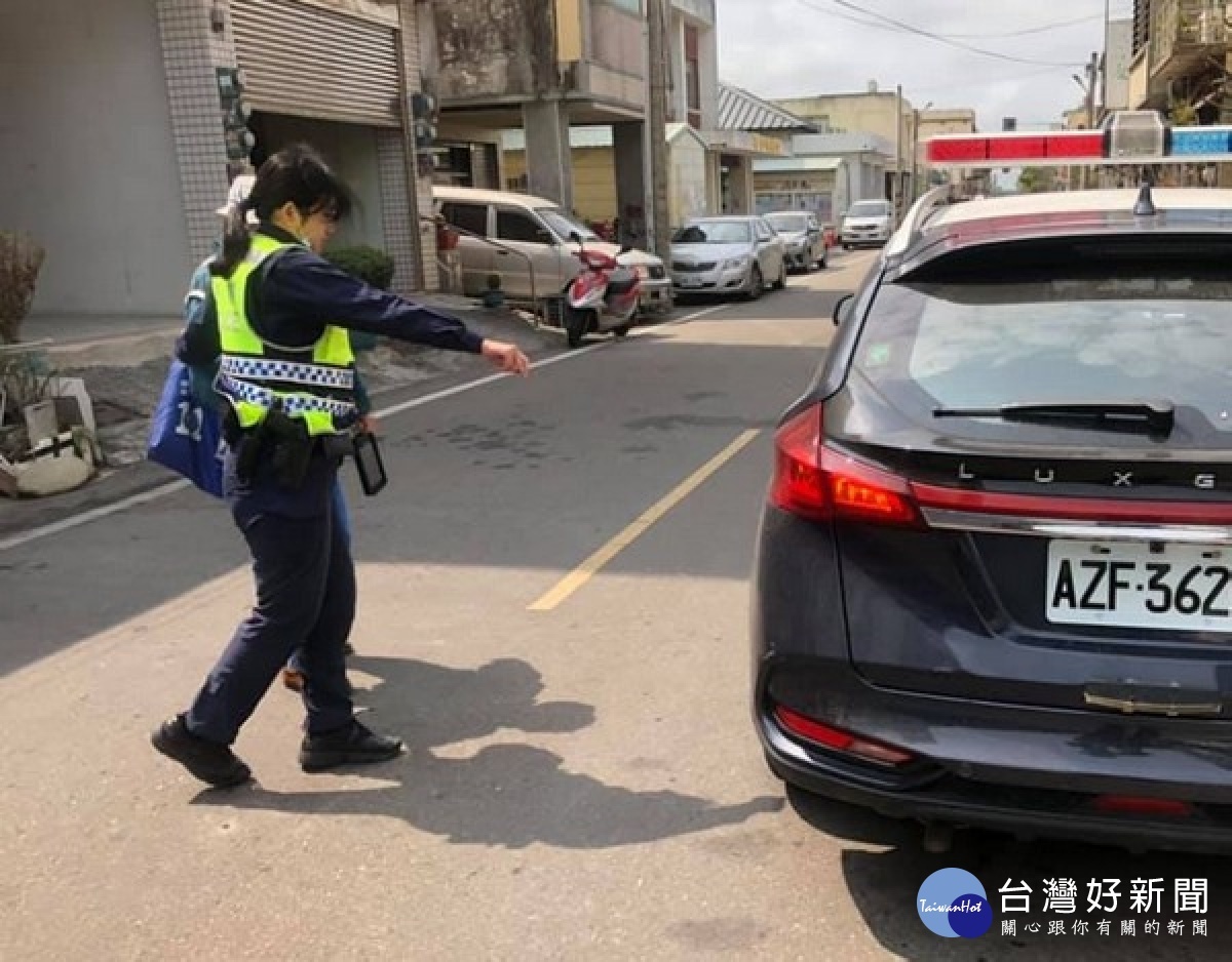行動不便的老翁獨自外出訪友,卻因記憶模糊孤立街頭不知所措,臺西警方及時給予溫暖協助,讓老翁在家人陪伴下平安返家。