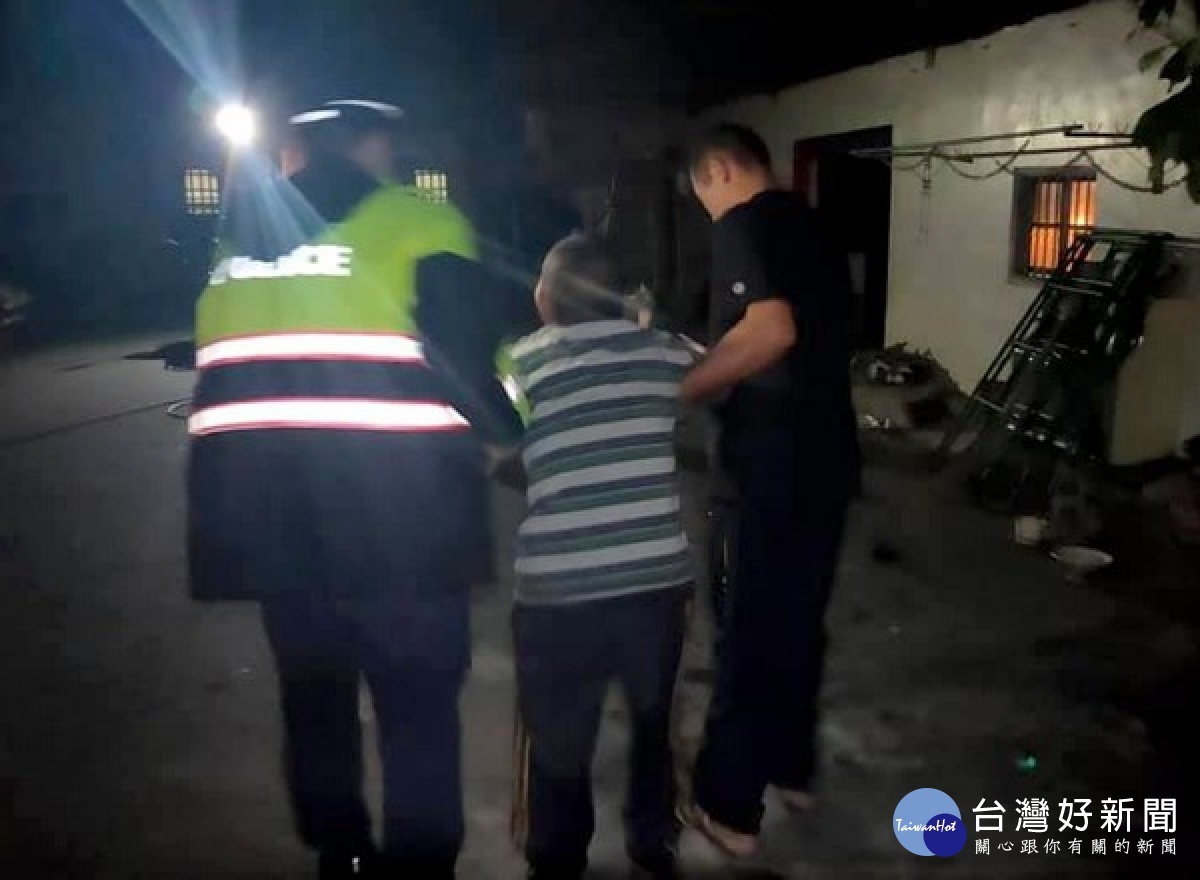 視障老翁深夜路倒,臺西分局橋頭所員警馳赴現場救援,確認其身體無礙後,將老翁安全護送回家,驚醒的家屬頻頻感謝警方熱心協助。