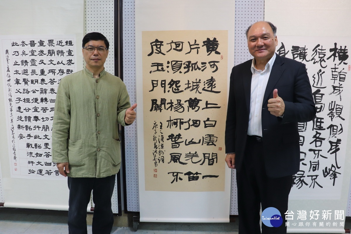 水里商工校長徐文法〈右〉與洪嘉勇老師合影。
