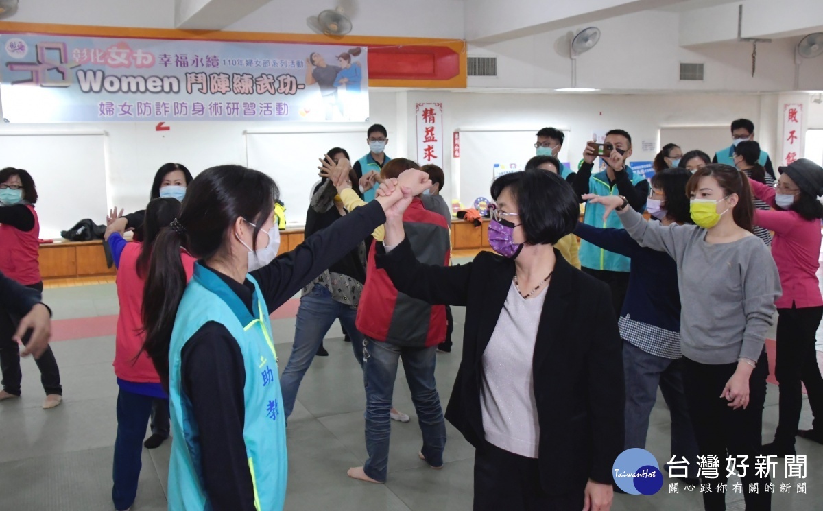 婦女防詐防身術研習活動示範，縣長王惠美展現女力和大家一起練武功。