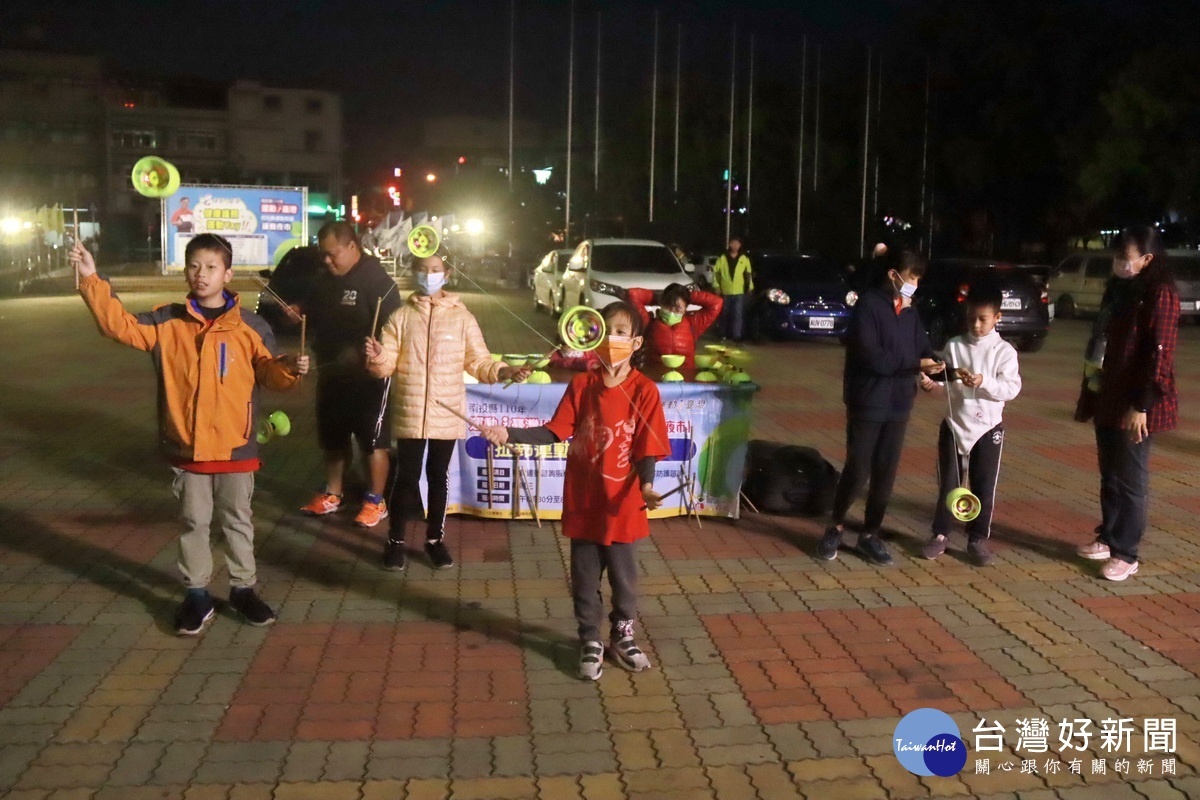 嘉和國小扯鈴隊出動指導民眾。(記者扶小萍攝)