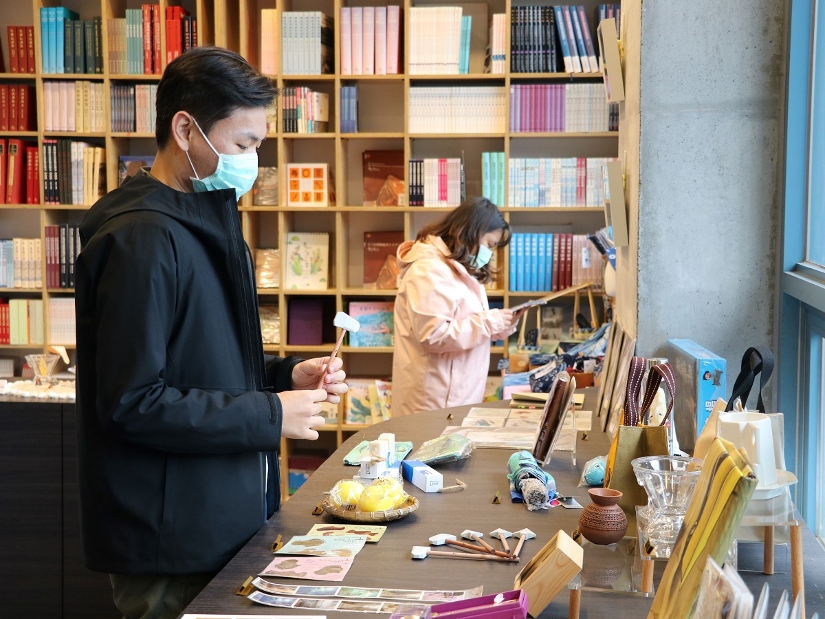 十三行文化商店的大面書牆,讓空間充滿文藝感
