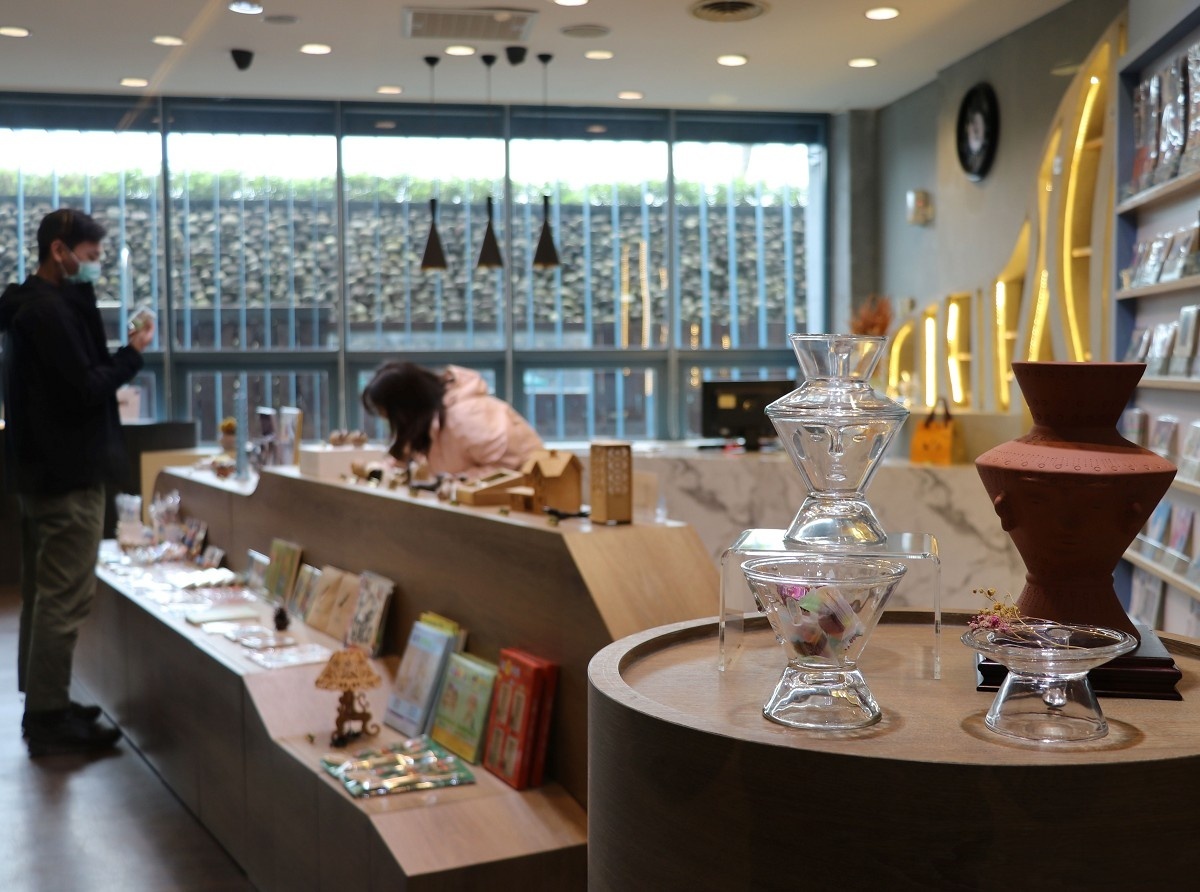 十三行文化商店通透明亮的空間設計,宛如時尚精品店