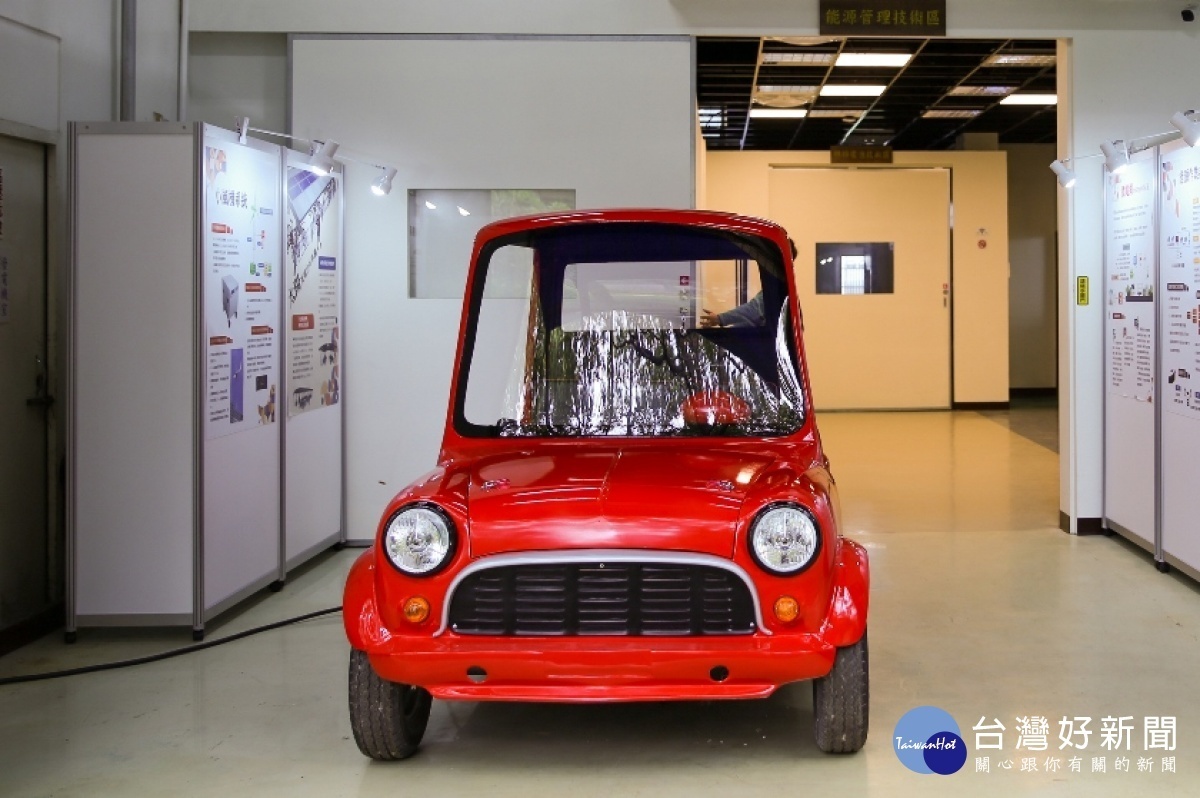 中央大學「能源宅急便」內有富克科技提供的電動車展示，作為推廣及測試，為一大亮點。