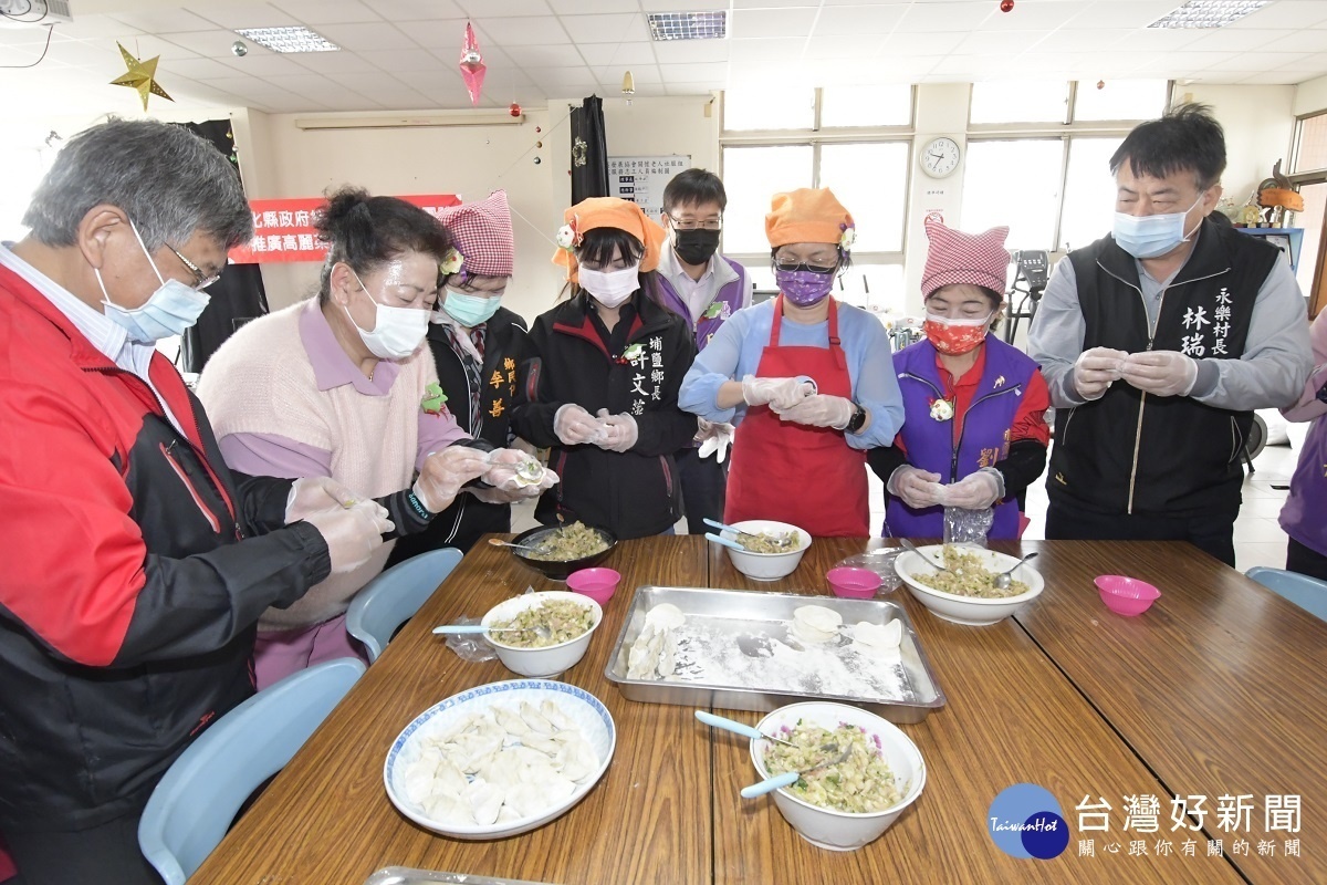 為鼓勵民眾多多採購並食用高麗菜，縣長王惠美今日展現「阿美師」手藝，製作高麗菜乾、高麗菜水餃及泡菜等高麗菜料理。