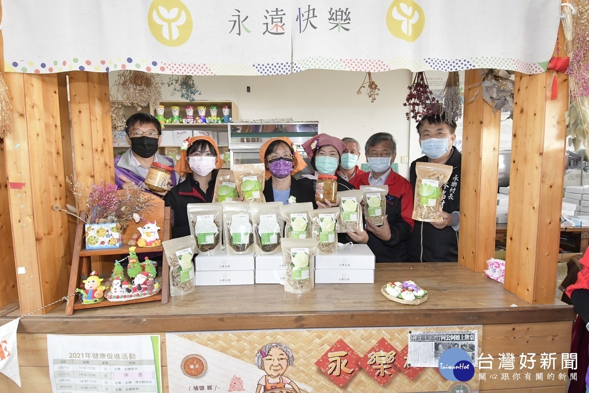 為鼓勵民眾多多採購並食用高麗菜，縣長王惠美今日展現「阿美師」手藝，製作高麗菜乾、高麗菜水餃及泡菜等。
