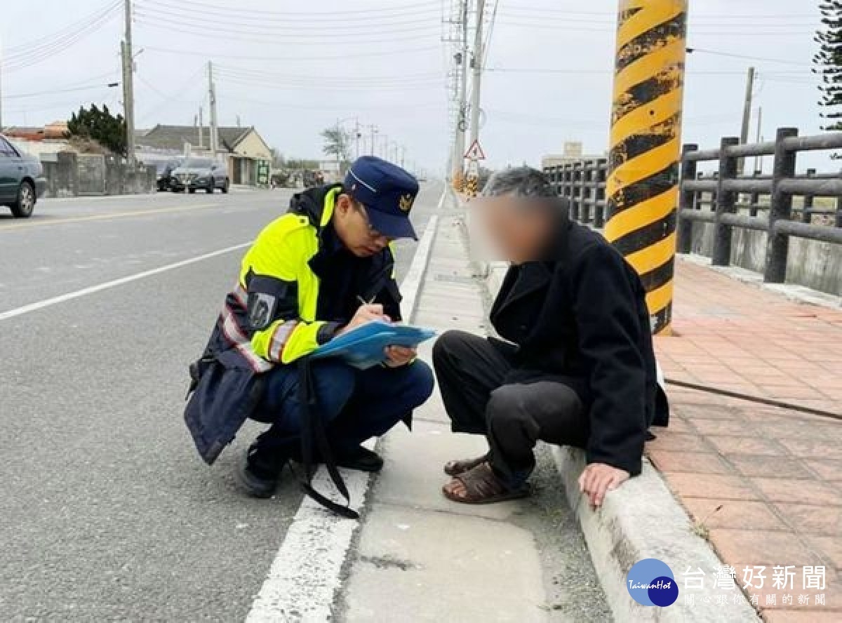 老翁因血壓升高身體不適跌坐路旁,橋頭所巡警熱心關懷,協助連繫家屬平安返家,頻頻感謝警方積極為民服務之作為。
