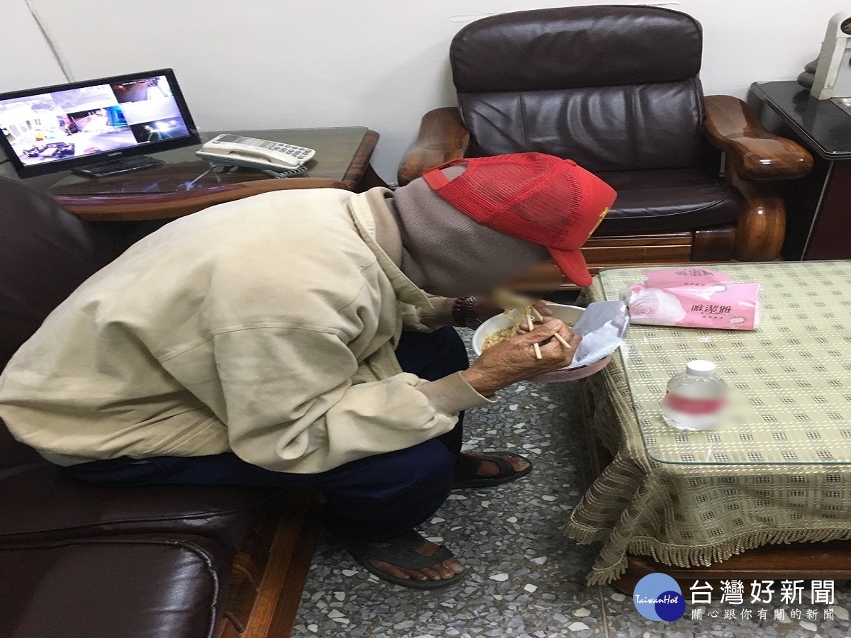 彰化俠警柔情 一碗泡麵暖胃助老翁返家