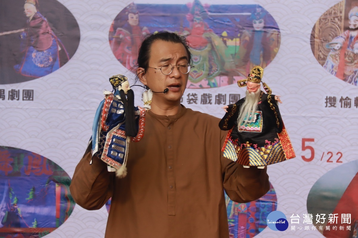 布袋戲可以一人飾多角。(記者扶小萍攝)