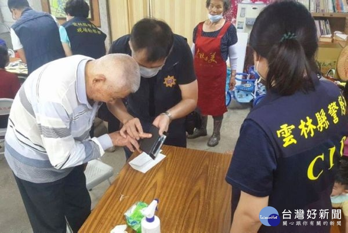 雲林縣警局除強化長者及身心障礙人士指紋捺印建檔外,更積極對已報案失蹤人口迄今仍未尋獲之家屬採集DNA,送法務部法醫研究所資料庫比對。