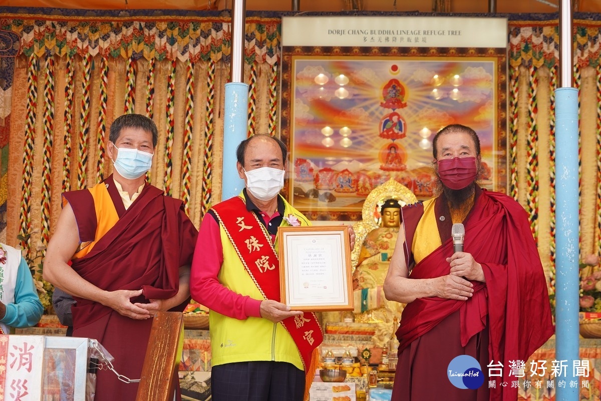 行動佛殿126站高雄鳥松，該會嘉義分院胡會長(左一)致贈感謝狀給青雲宮，由副主委羅阿添(中)代表接受