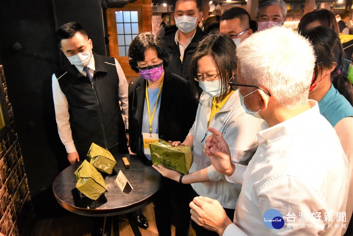 蔡英文總統參訪魔法餅乾學院,彰化縣長王惠美、台灣優格餅乾學院總經理吳睿麒等人陪同說明。