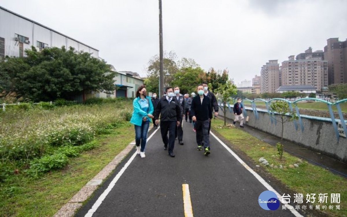 市長與貴賓一同走訪水汴頭大橋沿岸步道