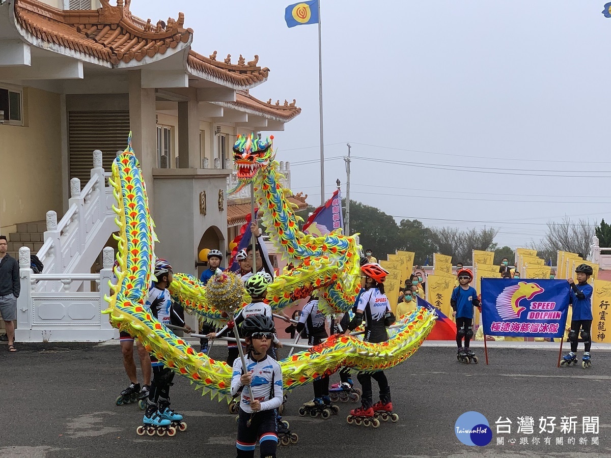 極速海豚溜冰舞龍隊，穿著雙排輪鞋，進行「舞龍」的精采表演。圖／天帝教提供