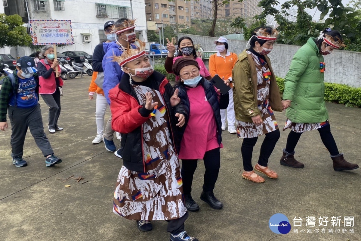 「為愛圓夢 寶貝築家」公益踩街活動中，500位在地里民變裝走出戶外響應活動。