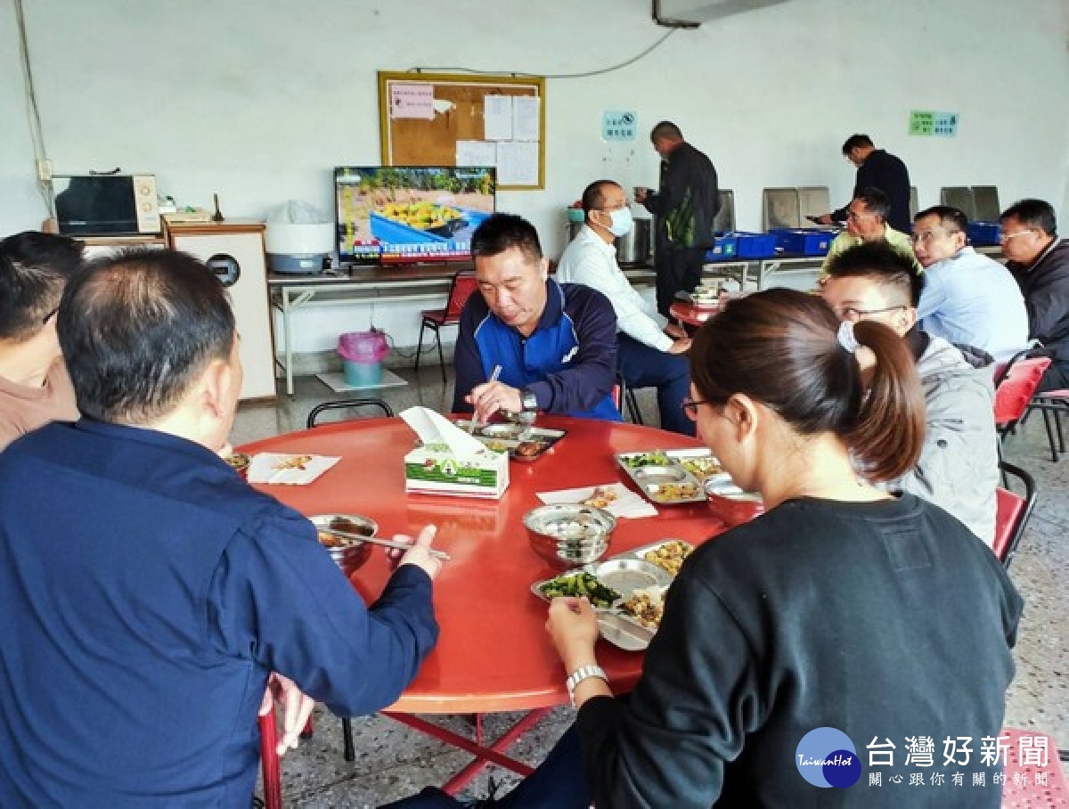 北港分局長顏偉丞體恤員警長期以外食為主，為照顧員警身體健康開辦伙食團，菜色豐富美味且凝聚彼此向心力，獲得極大迴響與好評。