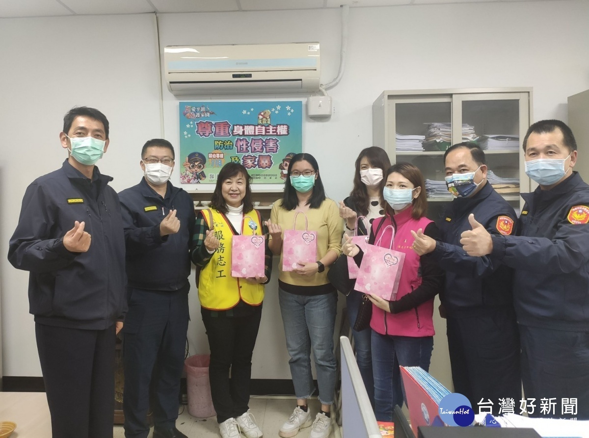 國際婦女節平鎮警分局長致贈小禮物,感謝所屬女性同仁辛勞