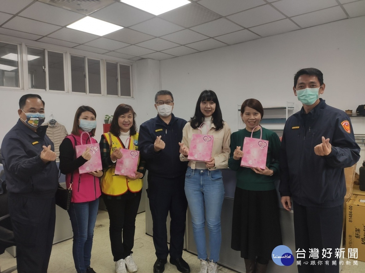 國際婦女節平鎮警分局長致贈小禮物,感謝所屬女性同仁辛勞