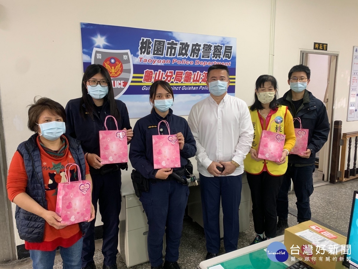 龜山警分局長蕭欽杰深感女性同仁辛勞，帶著精美禮盒慰勞女性同仁