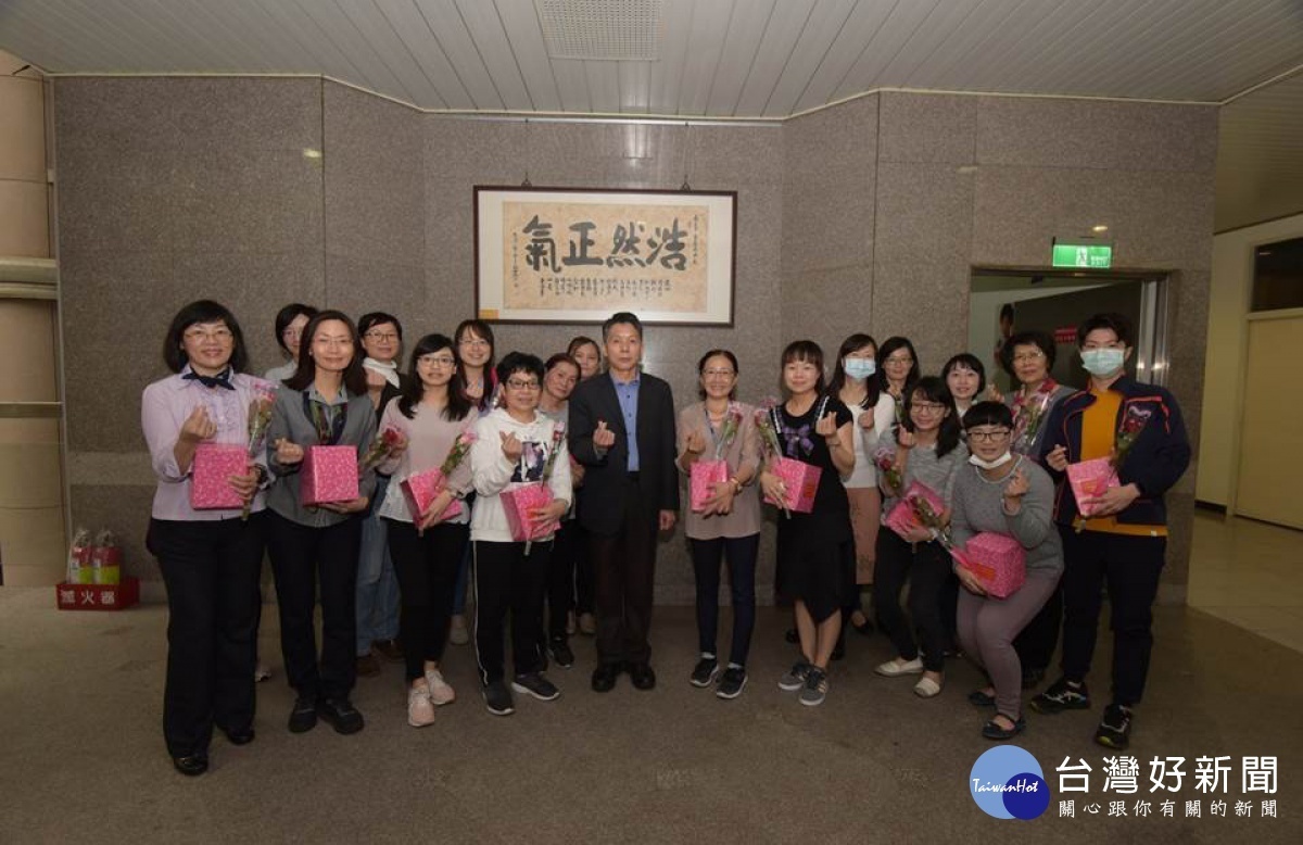 嘉義市警局局長黃建榮至各單位致贈禮品及玫瑰花，祝福同仁婦女節快樂／陳致愷翻攝