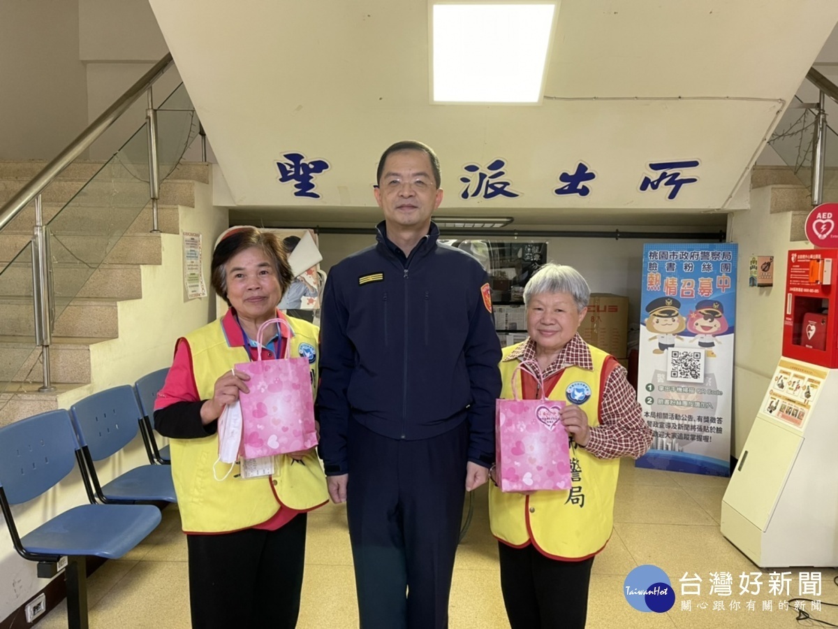 龍潭警分局長陳清華致贈禮盒,表達對婦女員工的尊重、祝賀與感謝之意,場面格外的溫馨
