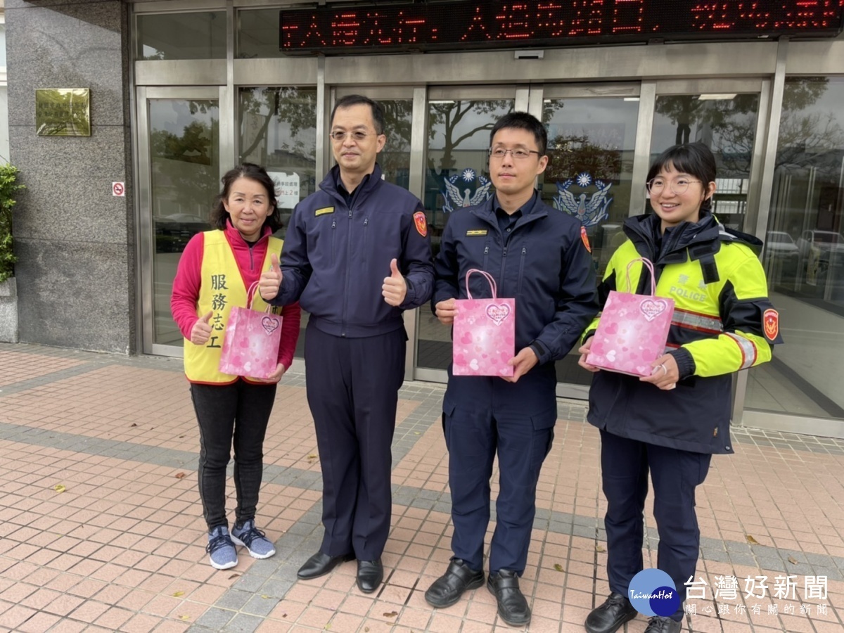 龍潭警分局長陳清華致贈禮盒,表達對婦女員工的尊重、祝賀與感謝之意,場面格外的溫馨