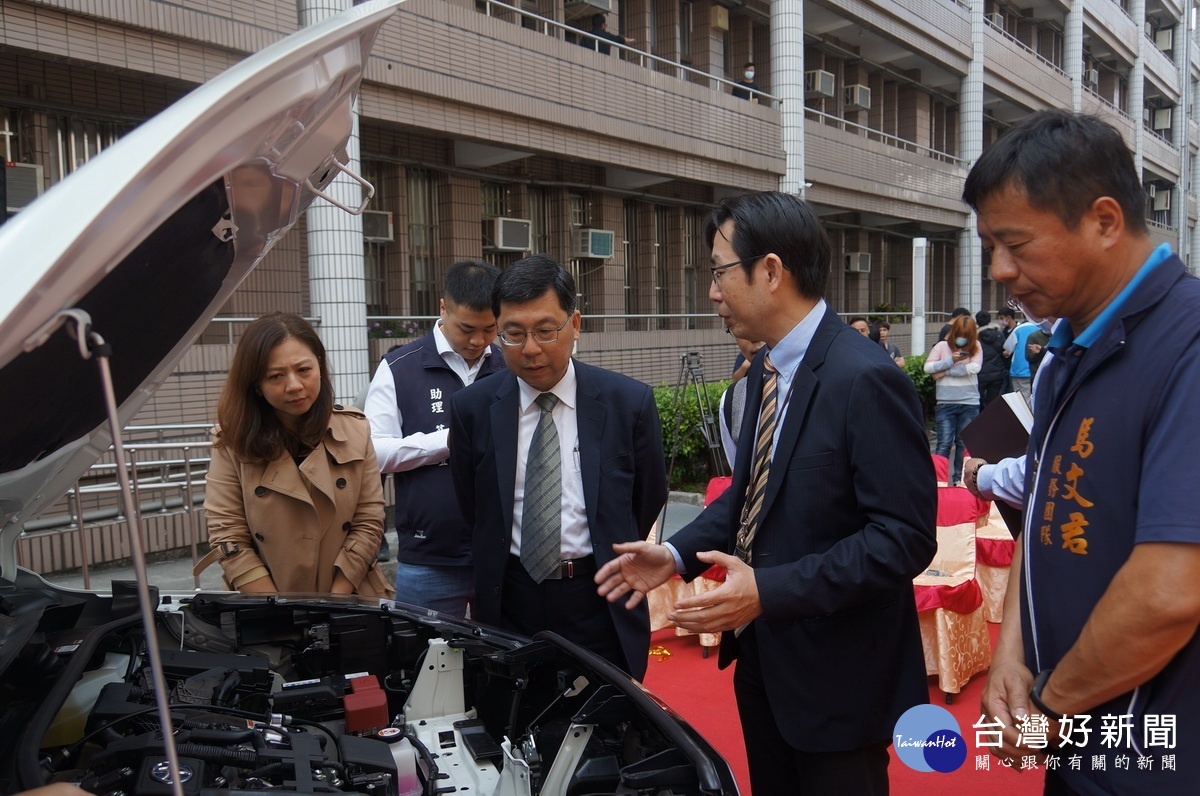 許校長了解該車性能。(南開提供)