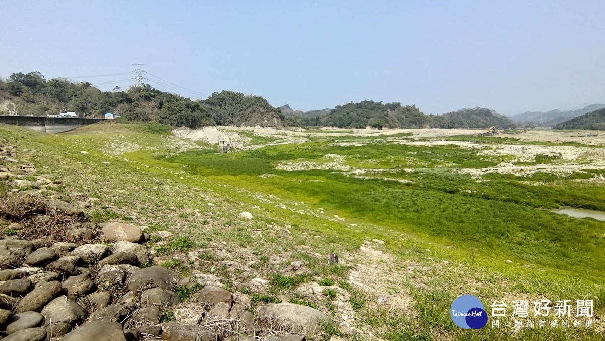 白河水庫庫底大片土地乾涸。