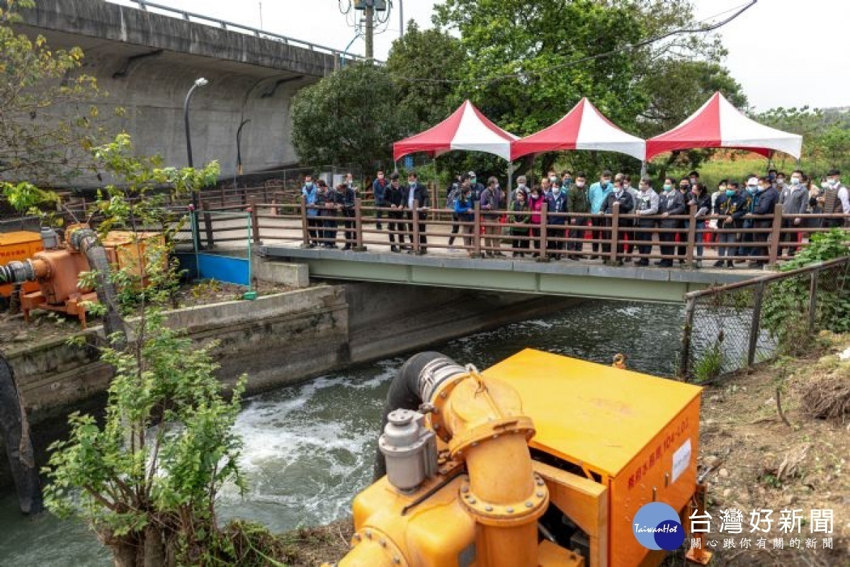 老街溪、新街溪共佈設5台12英吋抽水機，每日可提供5.76萬噸水量，有效減緩石門水庫農用供灌水壓力