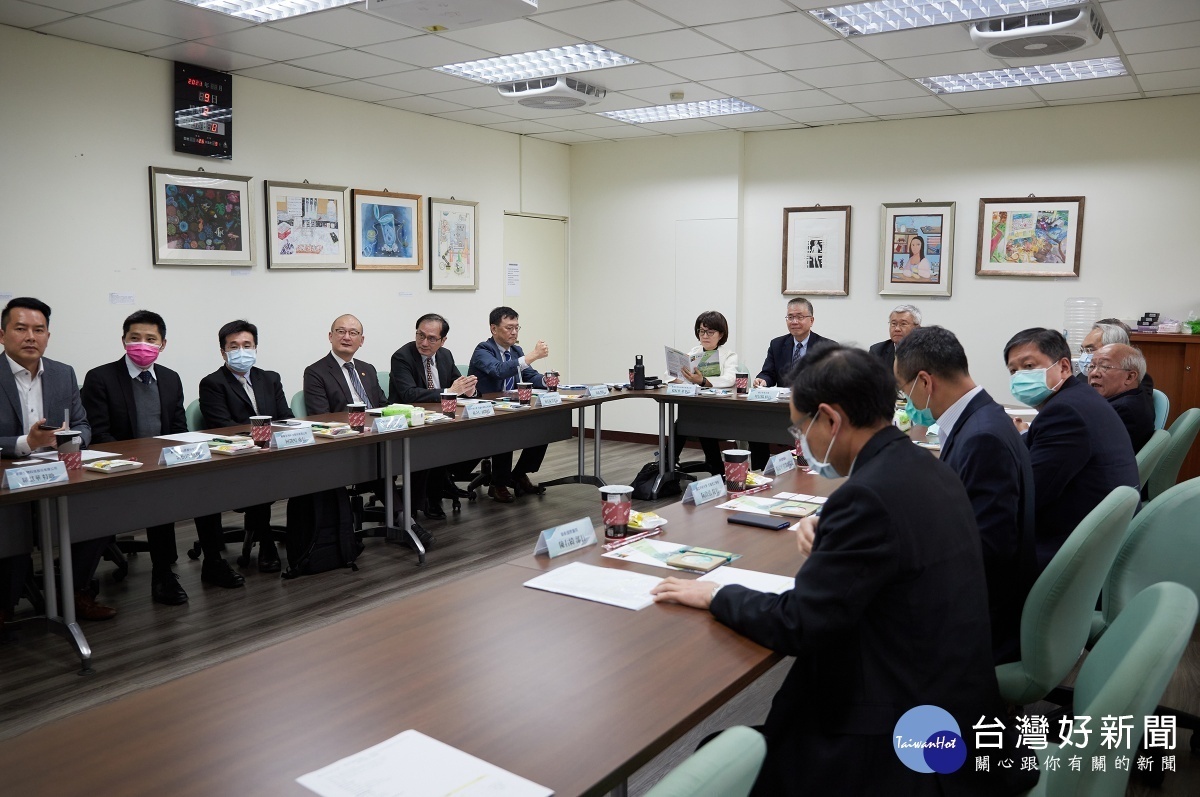 國立中央大學、聯新國際醫院和華聯生物科技三方綜合討論,交流熱絡。