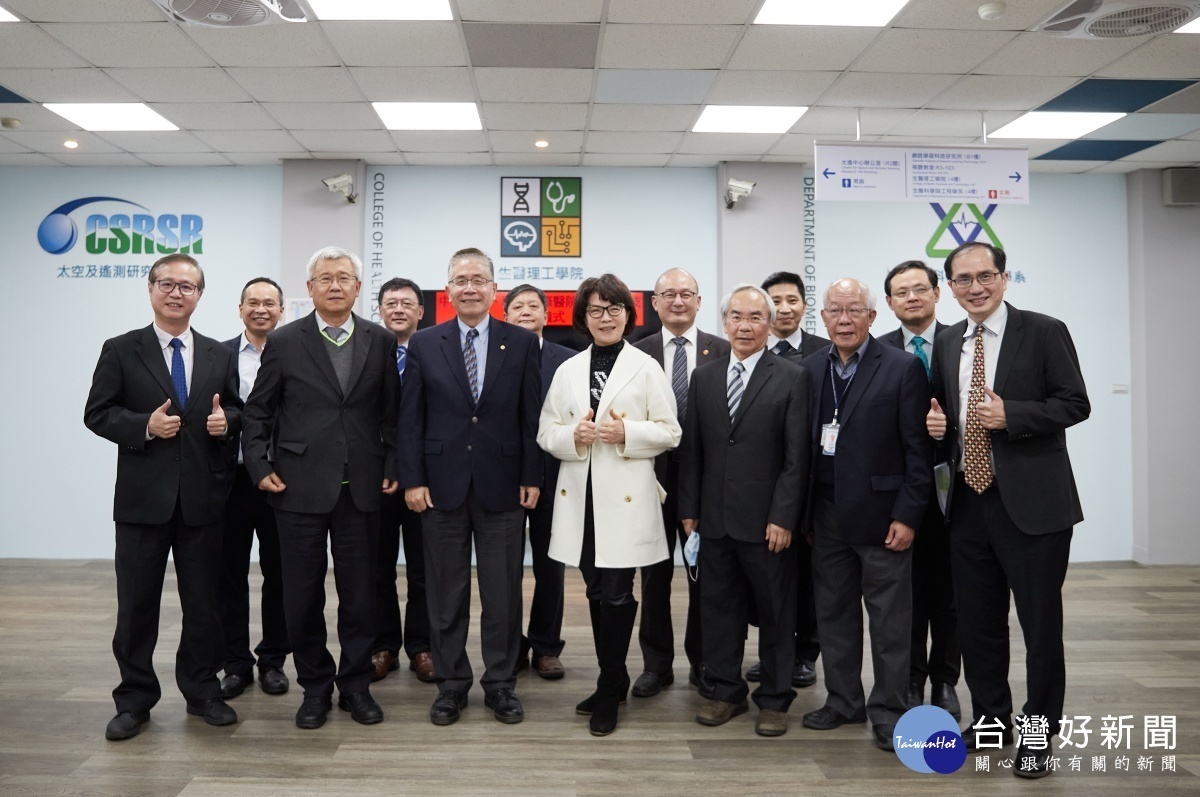 國立中央大學、聯新國際醫院和華聯生物科技三方與會貴賓合影,開創研醫產跨領域合作新局。