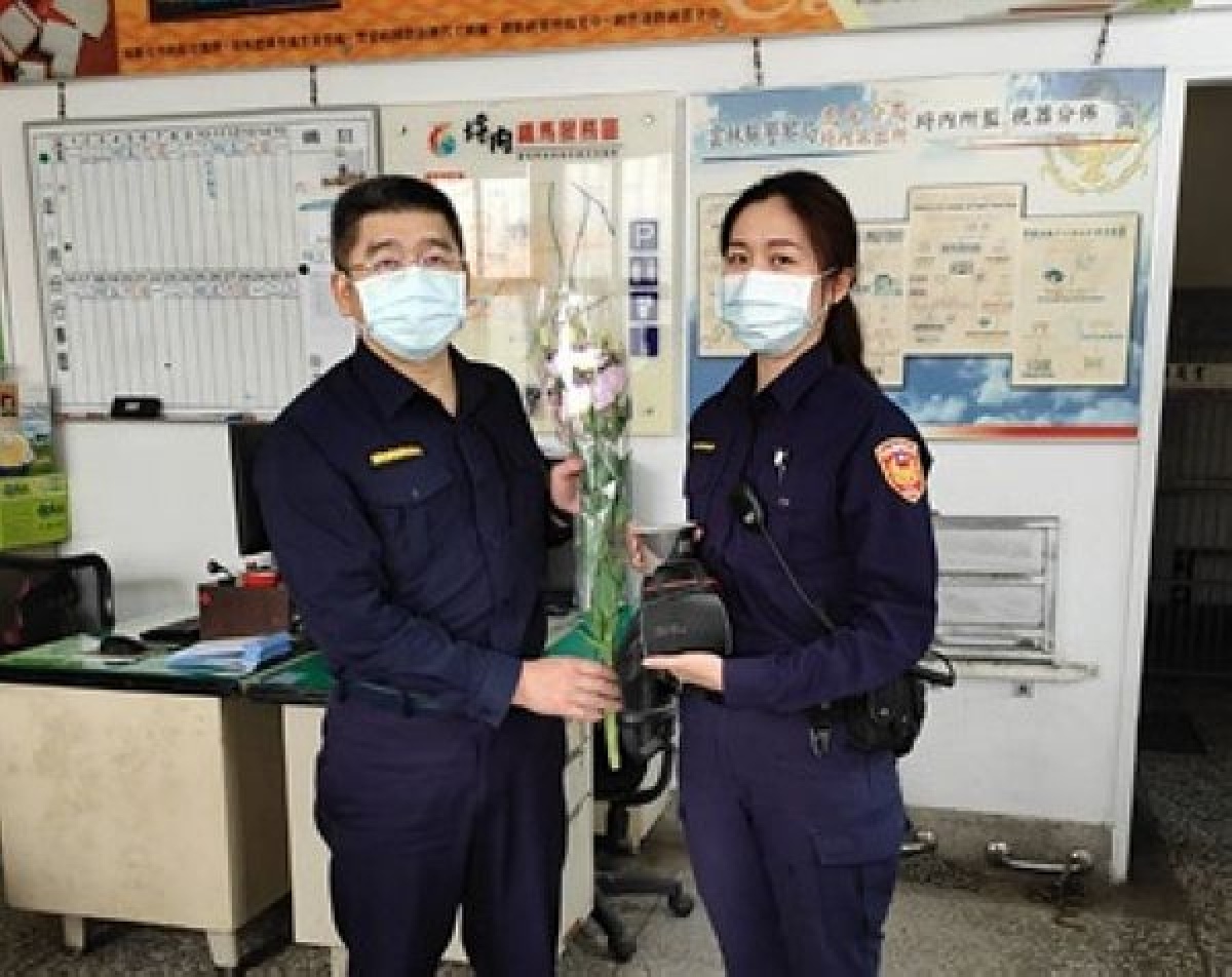 虎尾警分局為感謝女性同仁平日兼顧工作與家庭的辛勞,分局長黃維章贈送每人1束桔梗花及蛋糕點心,彰顯性別平權及肯定於警政工作上的貢獻。