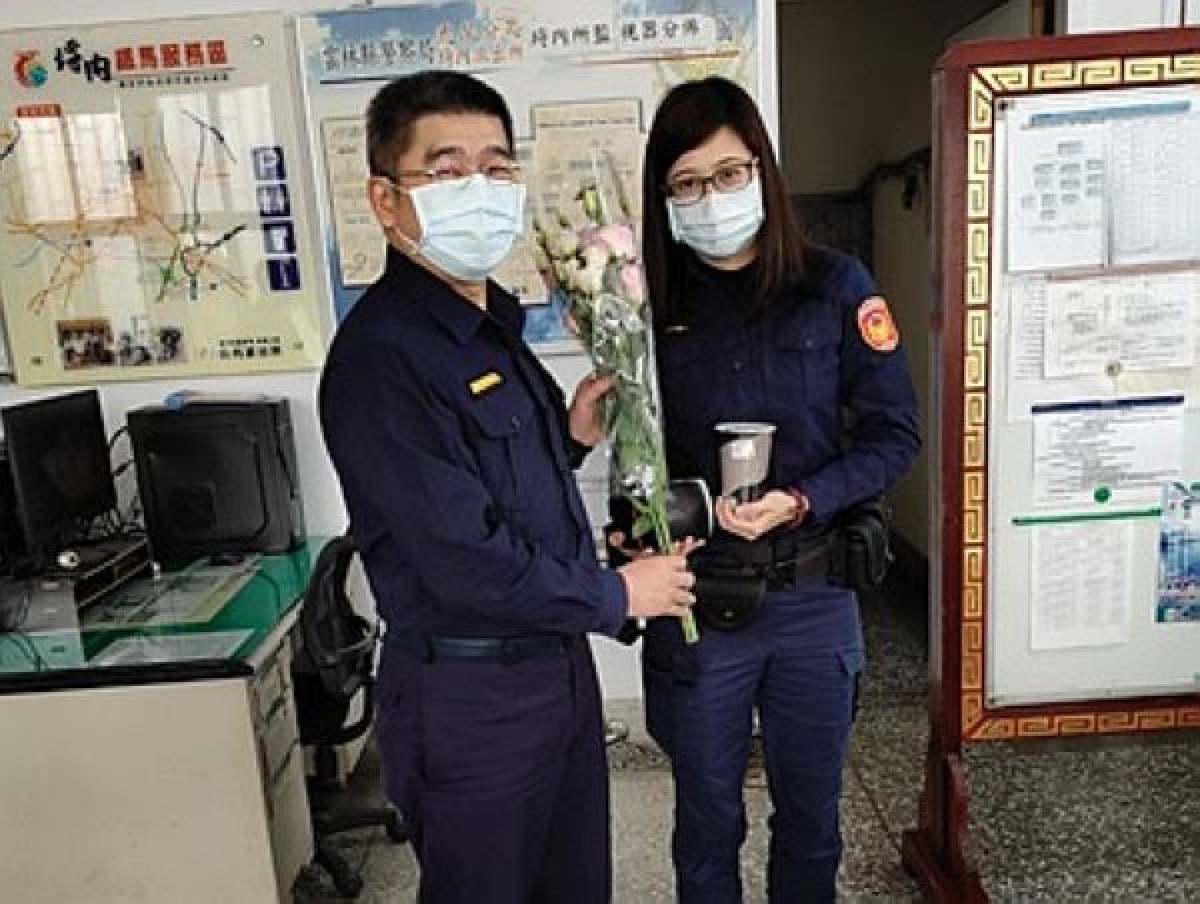 虎尾警分局為感謝女性同仁平日兼顧工作與家庭的辛勞,分局長黃維章贈送每人1束桔梗花及蛋糕點心,彰顯性別平權及肯定於警政工作上的貢獻。