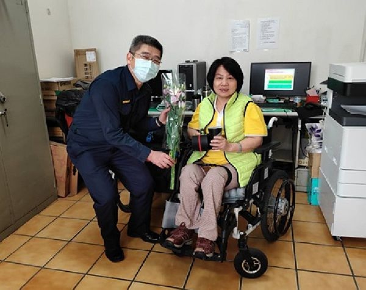 虎尾警分局為感謝女性同仁平日兼顧工作與家庭的辛勞,分局長黃維章贈送每人1束桔梗花及蛋糕點心,彰顯性別平權及肯定於警政工作上的貢獻。
