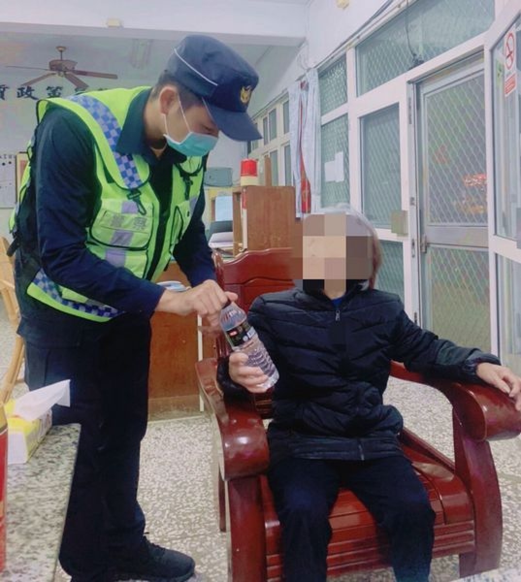 八旬老婦與家人走失,下崙警方發揮同心圓搜尋技巧,40分鐘內迅速找回老婦人,讓家屬卸下心頭大石,感謝之情無法言喻。