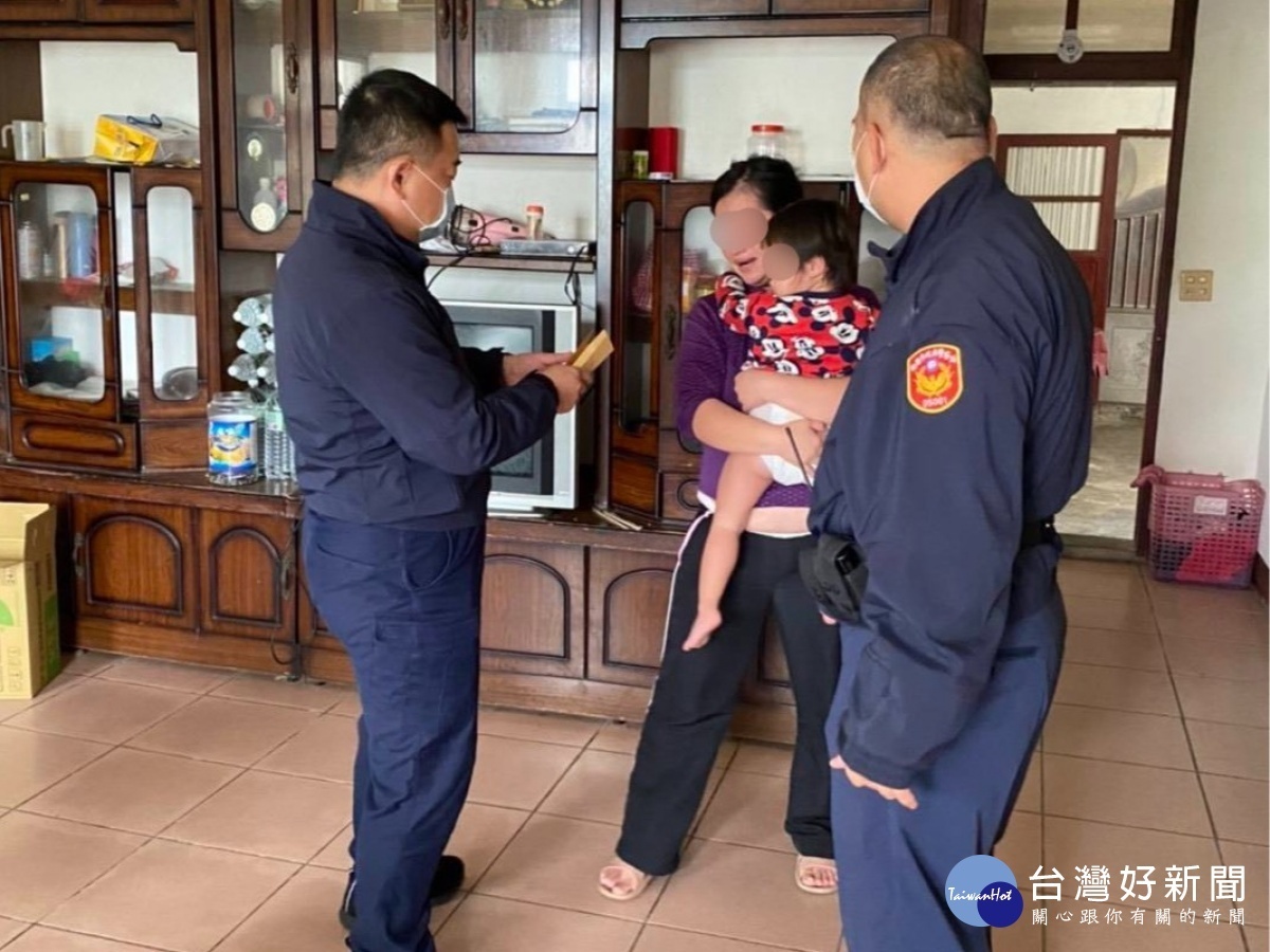 所長林祺笙偕同巡佐林偉政,備齊民生物資及慰問金,到往生者家中慰問關懷