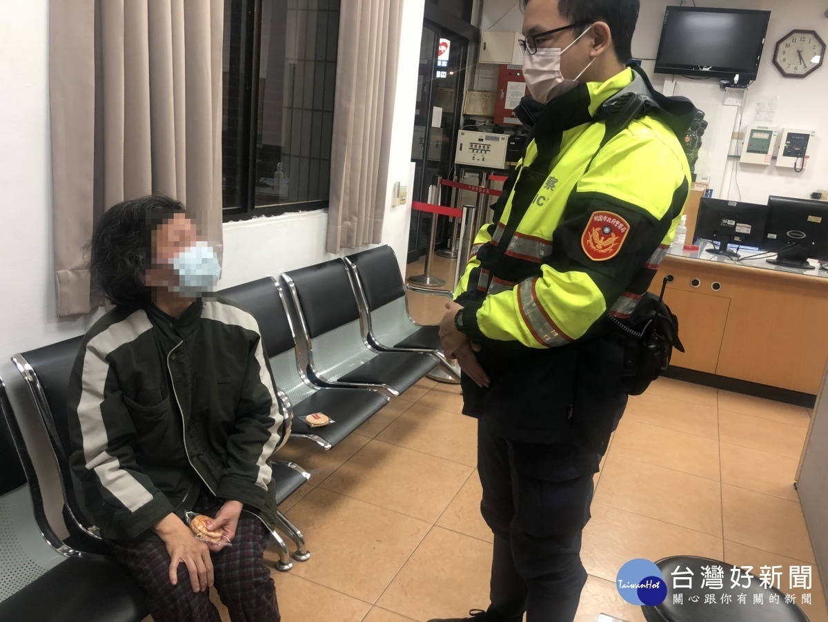婦人因出門忘記帶鑰匙,渾身發抖赤腳至派出所尋求警員幫助
