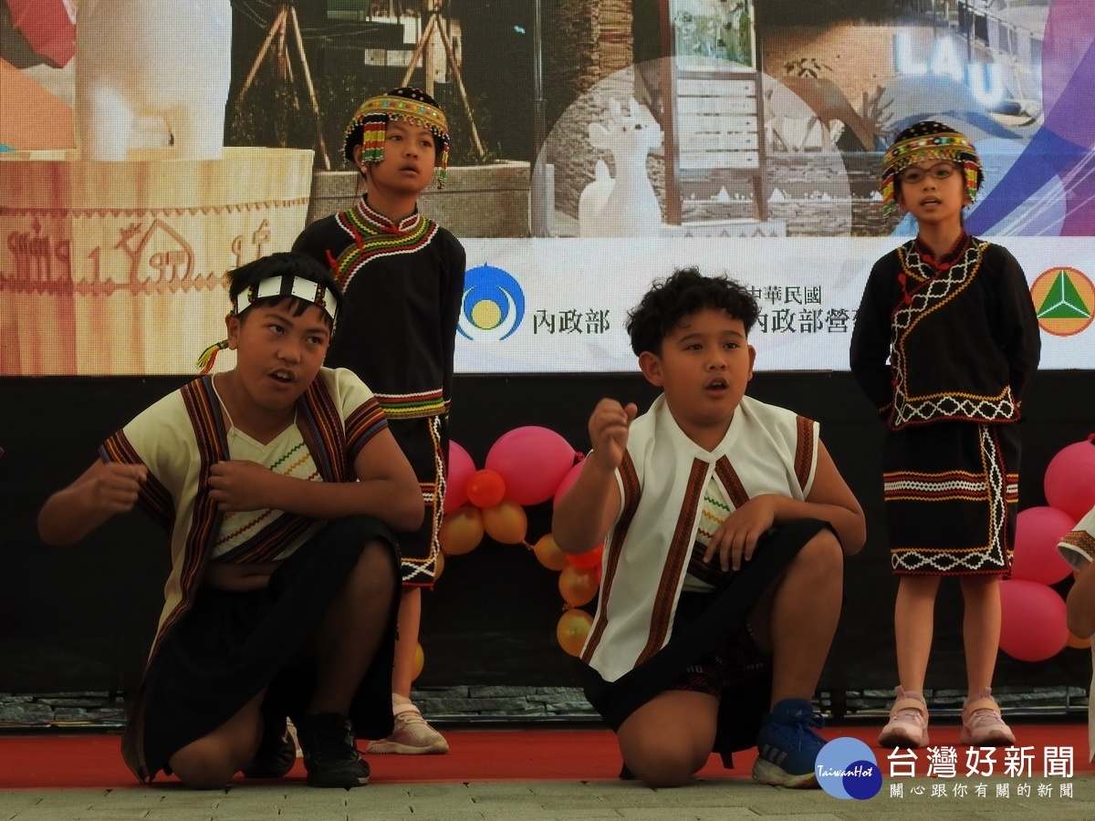 東埔國小小朋友精彩的布農傳統歌舞表演。