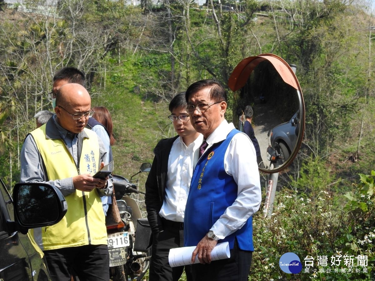 道路年久失修,林縣長會勘改善。