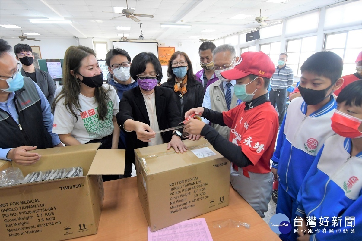 縣長王惠美於儀式後和明禮國小、永靖國中同學進行分裝與配發。圖／記者鄧富珍攝