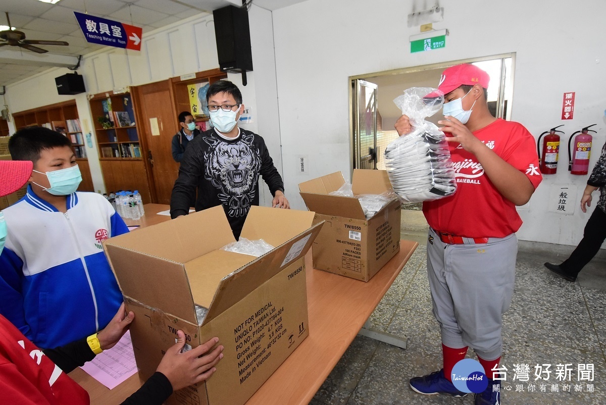 明禮國小、永靖國中同學進行分裝與配發圖／記者鄧富珍攝