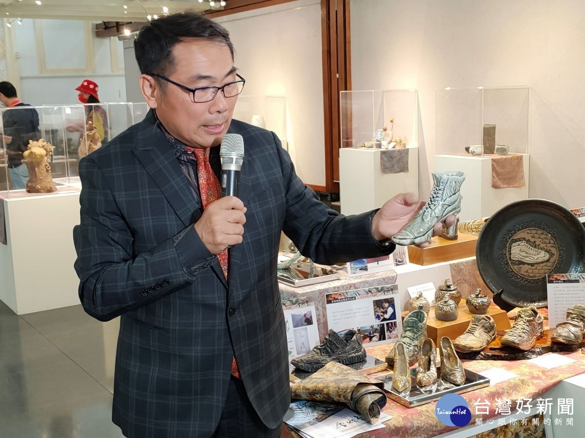 彰化300彰化縣陶藝學會會員聯展，每件作品都有它的故事。圖／記者鄧富珍攝