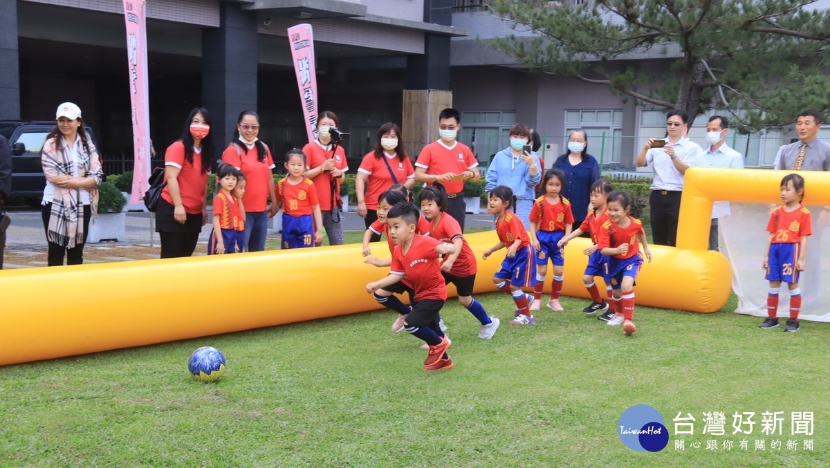 埔里國小附幼及真善美幼兒園率先來場表演賽。（記者扶小萍攝）