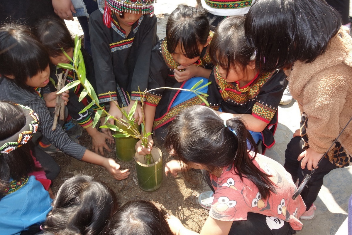 久美國小學生栽植神花過程。