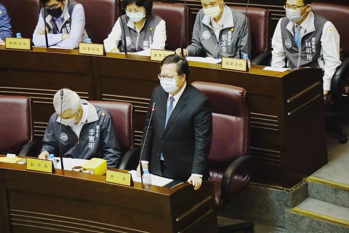 桃園市長鄭文燦於議事堂中說明世界客博會舉辦時程。