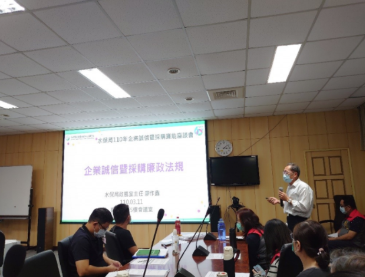 行政院農業委員會水土保持局政風室廖作鑫主任分享企業誠信暨採購廉政法規。(圖/行政院農業委員會水土保持局臺中分局)